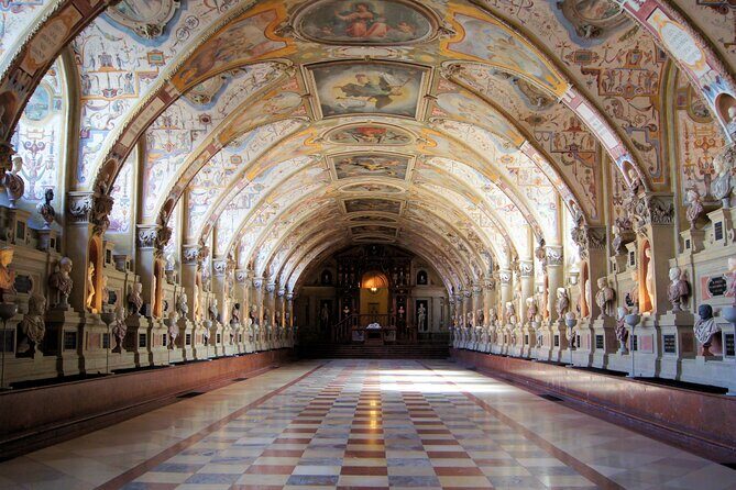 Munich Residenz Palace, Museum and Treasury Private Tour - Old Town Stops That Set the Stage: Marienplatz, St. Peter’s, and Hofgarten
