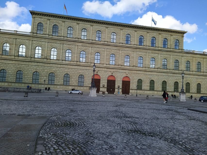 Munich Residenz: Private Tour with artists and historians - Garden and Exterior Clues: From Court Comfort to WWII Reality