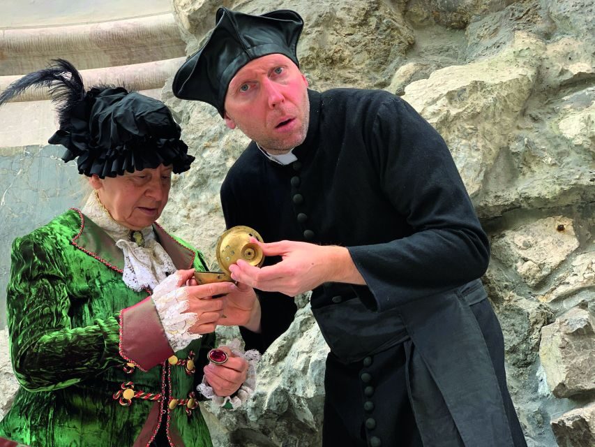 Munich: Scary Tour with actors in GERMAN - Dark Stories, Period Costumes, and the Right Starting Point