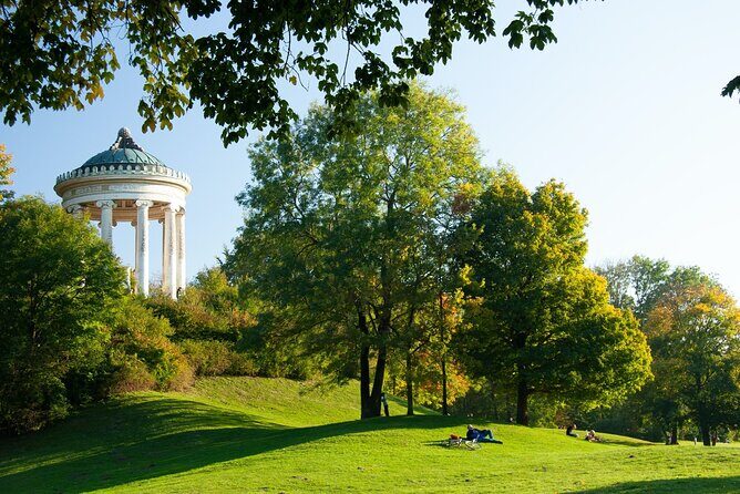Munich Scavenger Hunt and Sights Self-Guided Tour - Hofgarten and the Odeonsplatz area: breaks happen on purpose