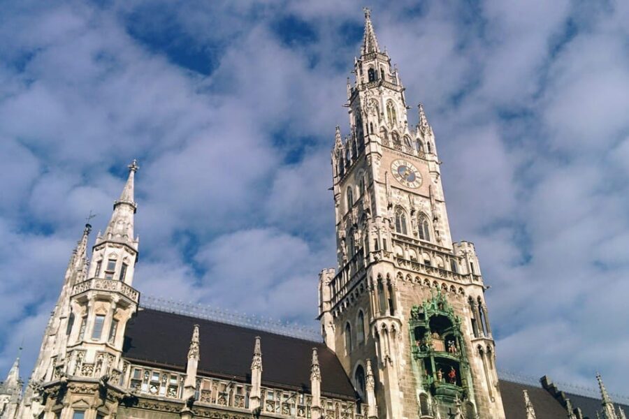 Munich: Self-guided sightseeing scavenger hunt for families - Lili and Oskar: mascots, jokes, and dialect flavor