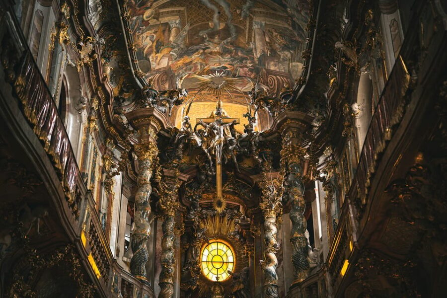 Munich: Spanish Guitar & Bach Toccata at Asamkirche - Meet the performers: when the organ isn’t decoration
