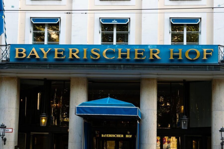 Munich: Walking tour of the old town with all your senses - Churches and Old-Town Monuments: Big Sights, Human Explanations