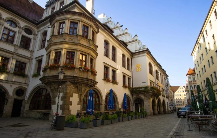Munich: Walking tour of the old town with all your senses - Viktualienmarkt: Munich Food and Drink Culture in One Stop