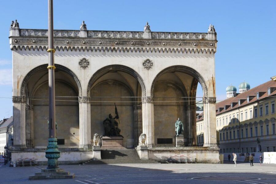 Munich: Walking Tour Old Town 3D VR Tour in GERMAN - First meet at Orlandohaus: spotting Weis(s)er Stadtvogel fast