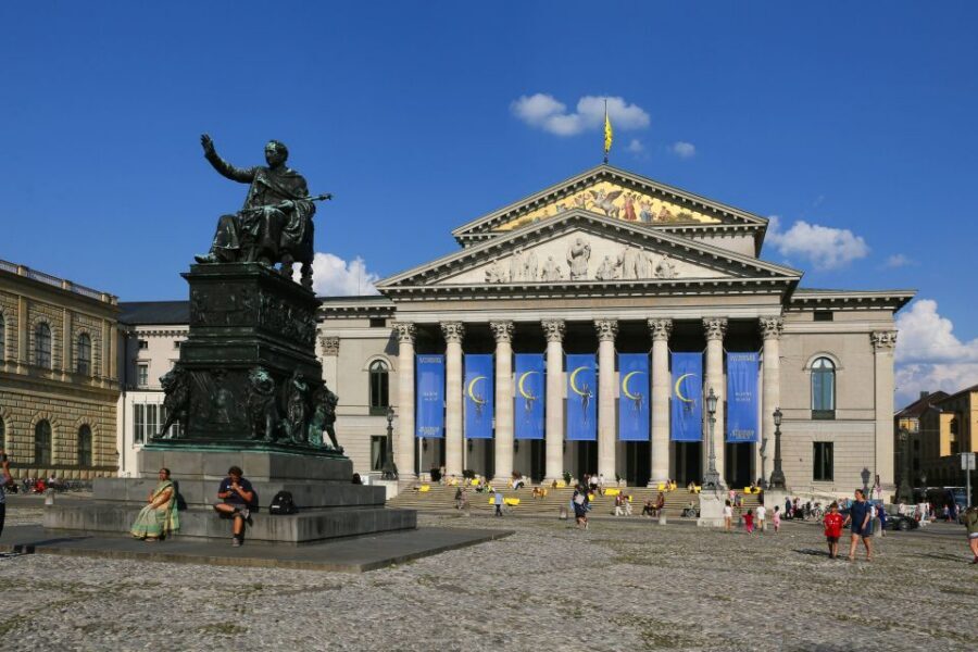 Munich: Walking Tour Old Town 3D VR Tour in GERMAN - The VR method: your smartphone becomes the engine