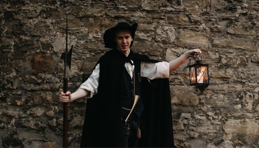 Münster: Nachtwächter-Führung (Erlebnistour) - Lamberti horn and the towerguard lady performance
