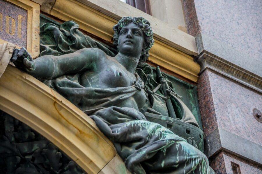 Mystical Hamburg - Walking Tour in German - What Makes It Work: Guide Energy and Rain-Proof Storytelling