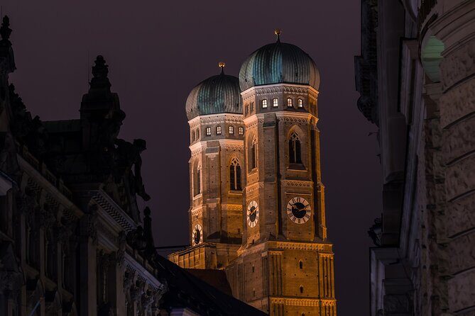 Night watchman torchlight tour in Munich - Marienplatz and the Marian Column: The Center of Munich at Night