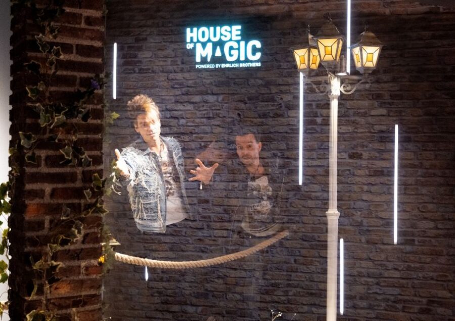 Oberhausen: HOUSE OF MAGIC - powered by Ehrlich Brothers - Virtual reality flight and teleportation-style fun