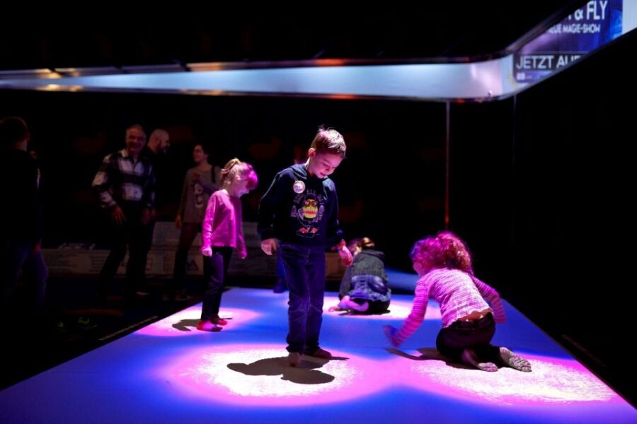 Oberhausen: HOUSE OF MAGIC - powered by Ehrlich Brothers - 360° cinema magic tricks: learning from the screen like a backstage moment