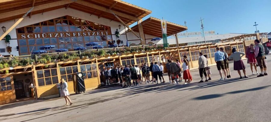 Oktoberfest Tour with Beer and Lunch in one of the big tents - Big tent entry: two Maß beer and a Bavarian lunch with music