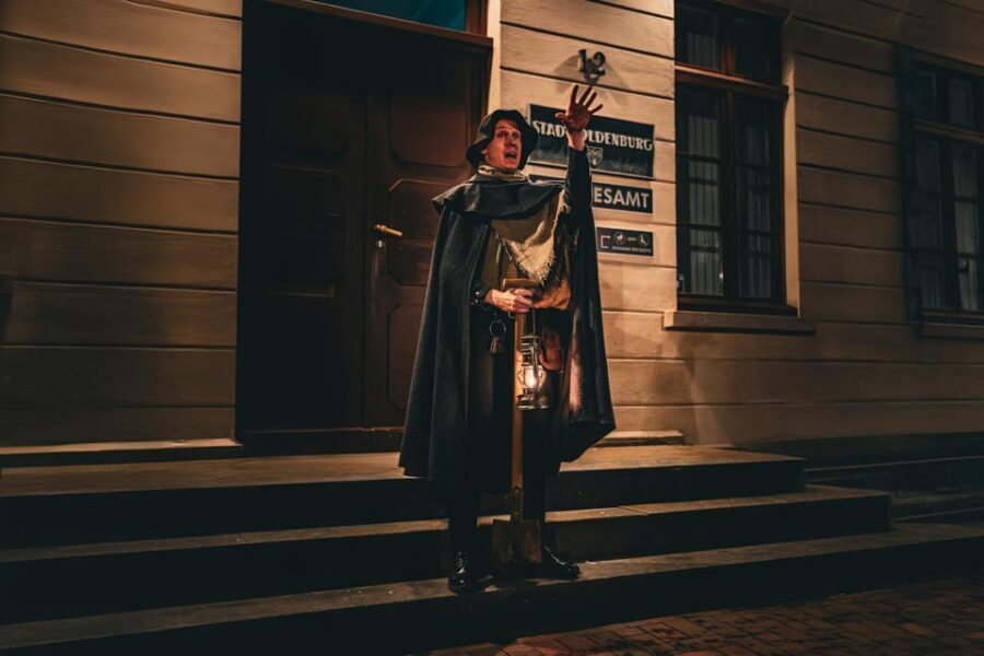 Oldenburg: "Executioners, witches & scoundrels" (crime thriller tour) - The gravedigger in costume: live acting that explains what you’re seeing