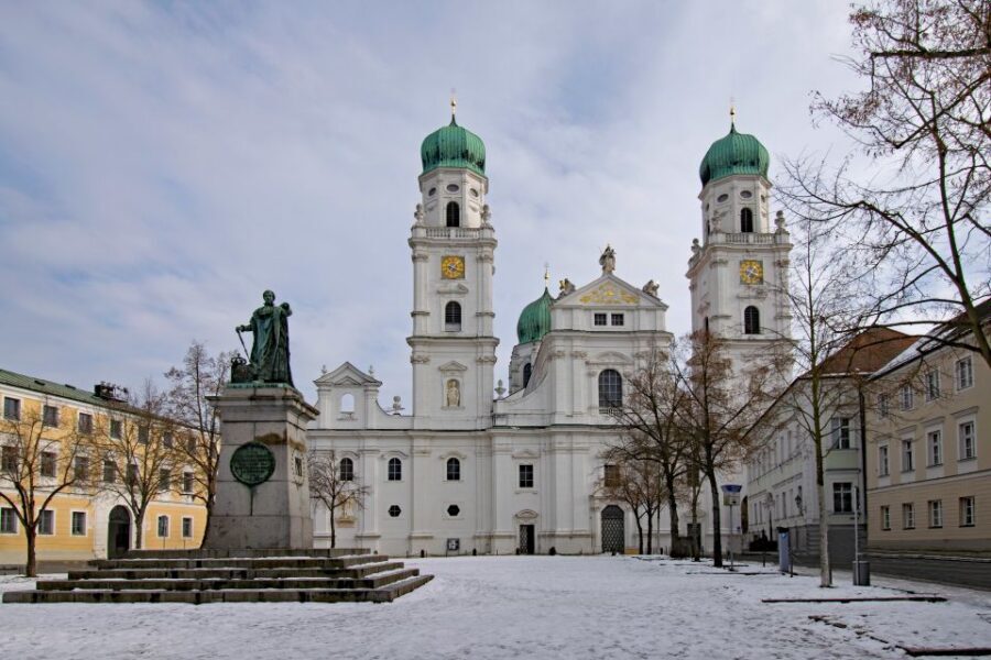 Passau: 1-Hour Guided City Walking Tour - Meeting at Domplatz: your starting cue is the cathedral courtyard