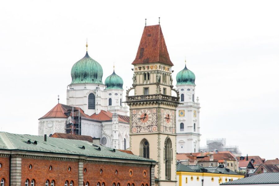 Passau: City Highlights Guided Walking Tour - Höllgasse Artists Alley: Your Best Photo Stop on the Cobblestones