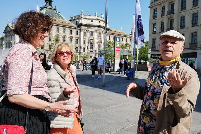Paul's Private Tour in Munich old City - New Town Hall and the face of power: architecture with personalities