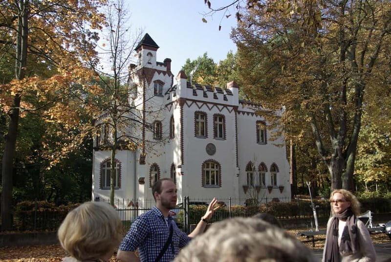 Potsdam-Babelsberg: 5-Hour-Tour "Film-History" by VW-Bus - Neu-Babelsberg villas: where fame and power live side by side