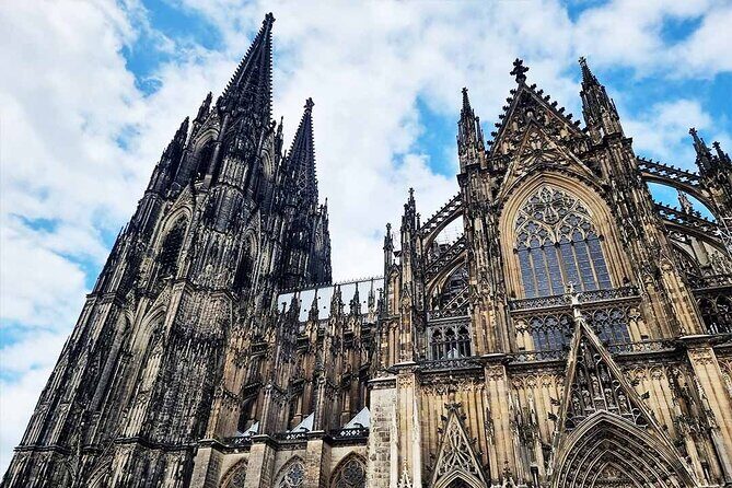 Private audio book city rally around Cologne Cathedral and the Old Town - How the encrypted messenger and audio clips guide your game
