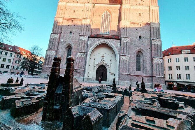 Private audio book city rally in Munich city centre - The Marian Column: A Photo Spot That Becomes a Clue Spot