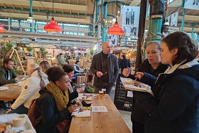 Private Berlin Bites & Historical Highlights - 2,5hrs - Mustafa’s Gemüse Kebap: Berlin’s Most-Loved Döner Stop