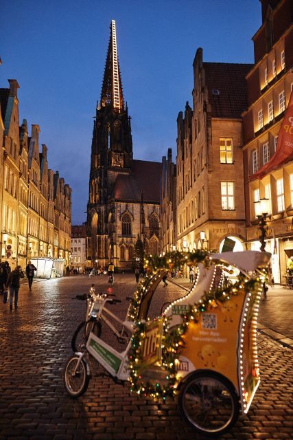 Private Christmas Tour in Münster including Glühwein - Inside the rainproof rickshaw: warmth, sound, and easy sightseeing