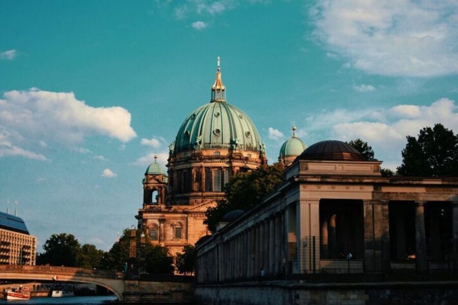 Private custom tour with a local guide Berlin - Public Transport vs. Pure Walking: What to Expect in Motion