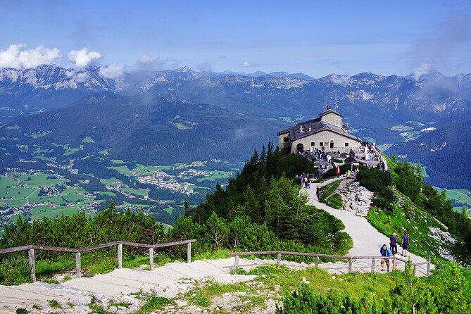 Private Eagles Nest & WWII Doku Center Tour incl. Tickets & Lunch - Mount Irschenberg and Lake Chiemsee: scenic breaks with real meaning