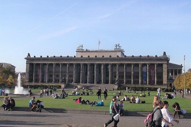 Private Guide Up to Group 6 - ONE Rickshaw, (E)Bikes, E-Scooters - Why this Berlin Rickshaw-style tour feels different