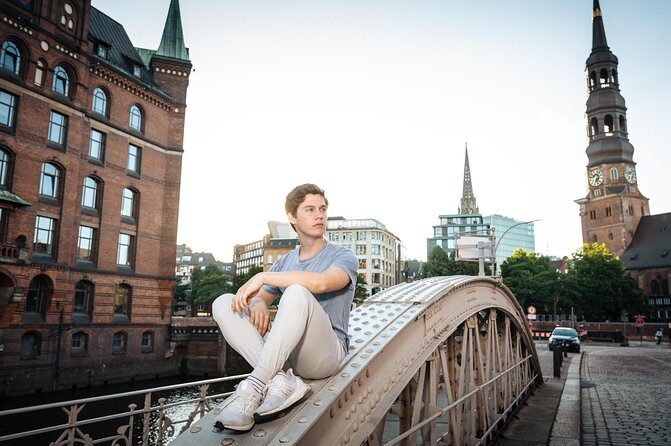 Private Romantic Urban & Street Photoshoot - Stop 1: Jungfernstieg landmarks and an easy start
