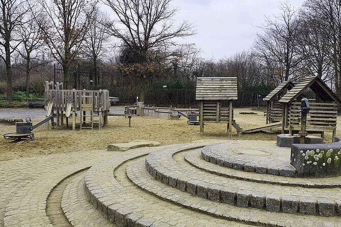Private scavenger hunt around Broich Castle in Mülheim an der Ruhr - Key highlights to look for