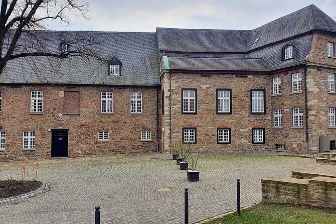 Private scavenger hunt around Broich Castle in Mülheim an der Ruhr - How the encrypted intern missions work in real life