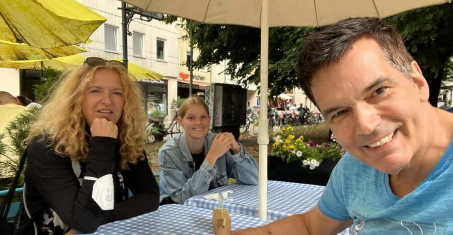 Private Taxi Tour through Berlin Extended & Relaxed ca 6-8h - Meeting Gunter and settling into a luxury SUV ride