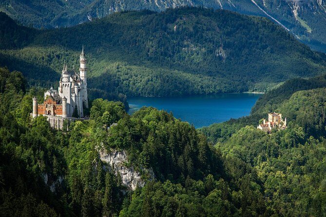 Private tour of the best of Fussen - Sightseeing, Food & Culture with a local - Getting oriented fast: colorful streets, Gothic Castle area, and mountain views