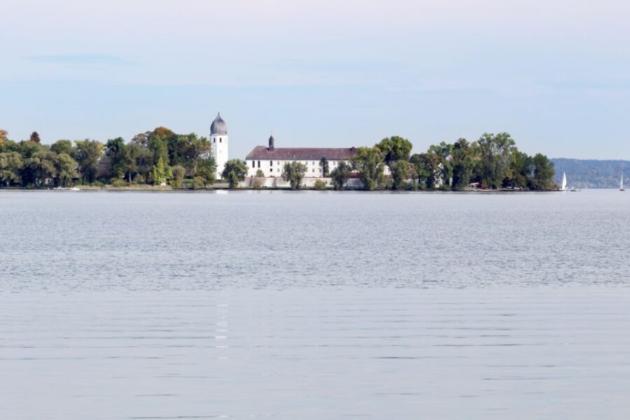 Private Van Tour to the Royal Palace of Herrenchiemsee - From Munich pickup to Lake Chiemsee drive: why the first hour matters