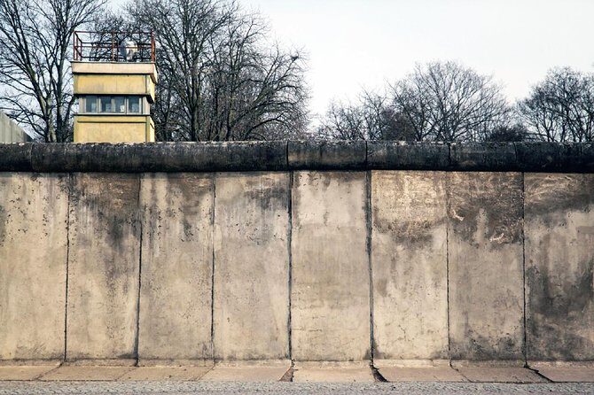 Private Walking Tour: Behind the Iron Curtain and Berlin Wall - Bornholmer Strasse: seeing a border crossing as a real place