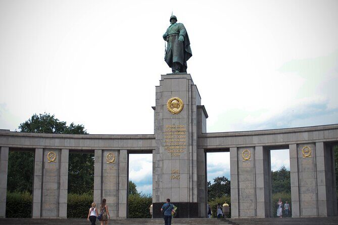 Private Walking Tour: World War 2 and Cold War Sites in Berlin - Checkpoint Charlie and Tränenpalast: the Cold War as a personal story
