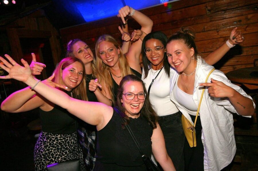 Pubcrawl Augsburg: Tour through best Bars and Clubs in Town - Stop 1: Beer bar (about 1 hour) with a student-pub edge