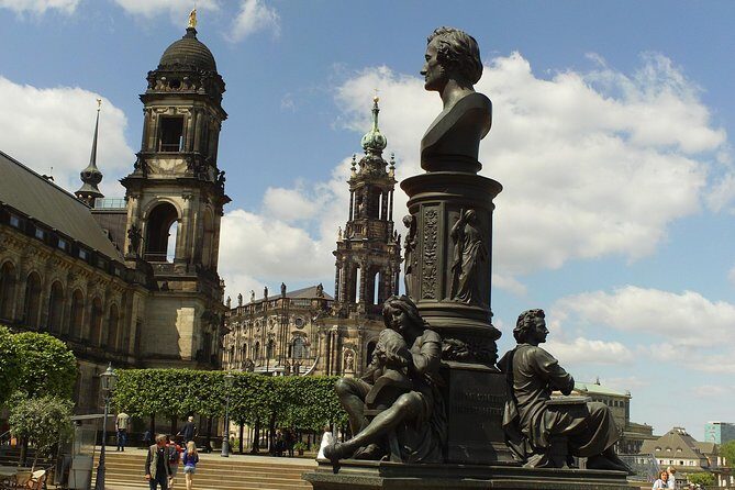 Public guided tour of the old town including a tour of the Frauenkirche - Procession of Princes: the 25,000-tile Meissen moment