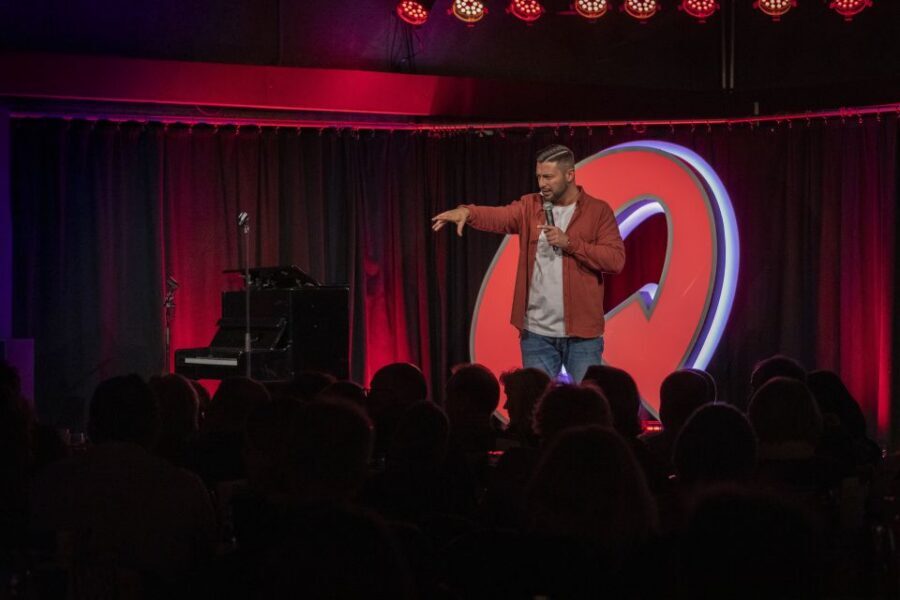 Quatsch Comedy Club München: Die Live Show - Before you laugh: voucher exchange and getting inside on time