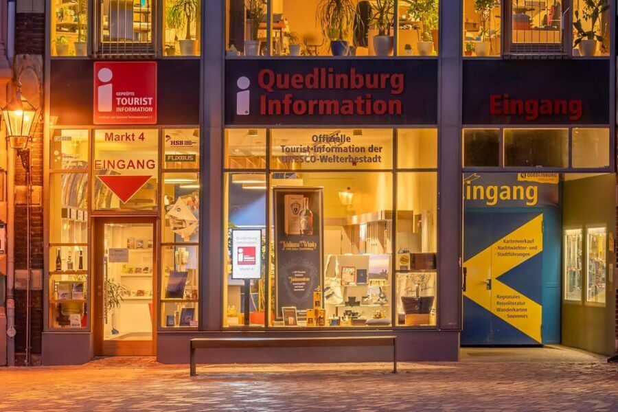 Quedlinburg: Guided City Walk - Highlights tour (private) - Logistics that matter: weather, walking surfaces, dogs, and language