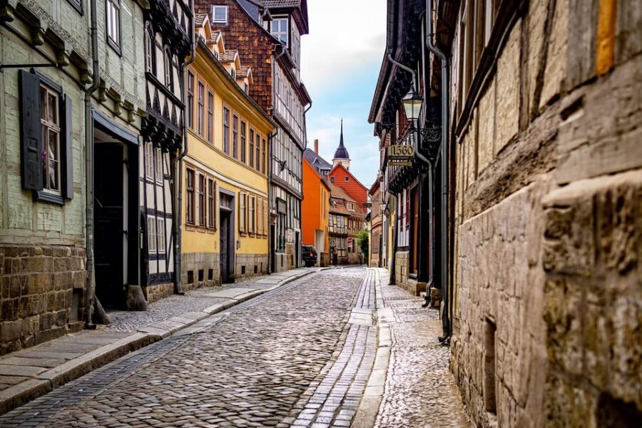 Quedlinburg: Guided City Walk - Highlights tour (private) - Starting at the Market Square: Town Hall and the old-town core