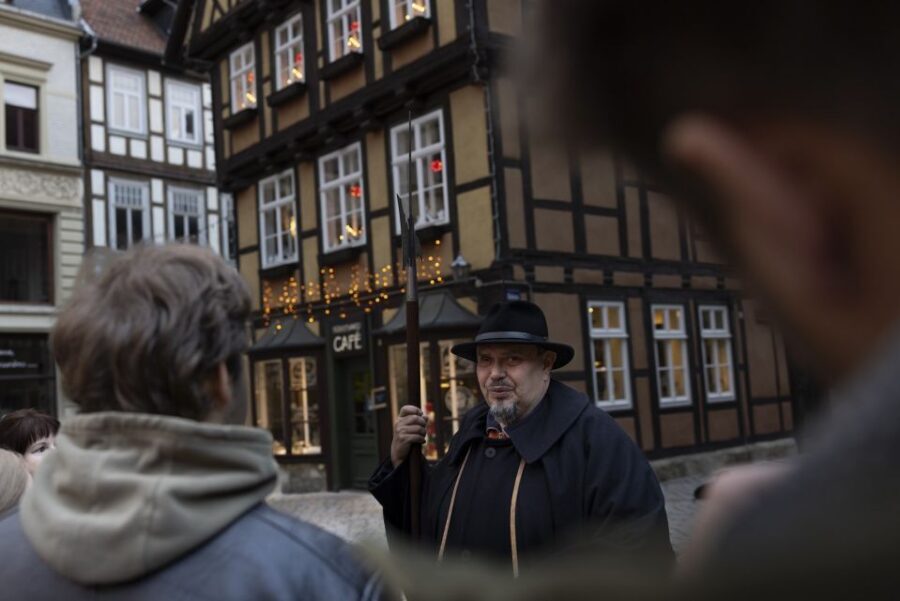 Quedlinburg: Historical Old Town Evening Walking Tour - Stiftshauptmann and castle hill: duty, defense, and tensions