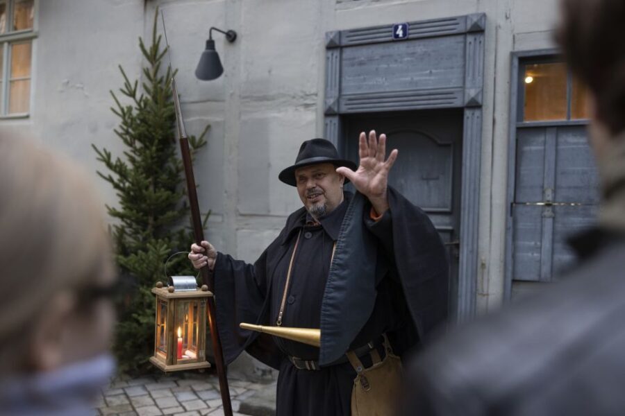 Quedlinburg: Historical Old Town Evening Walking Tour - Meeting on market square: where to find the guide and start smoothly