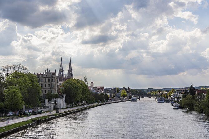 Regensburg - Classic guided tour - St Peter’s Cathedral (from the outside) and the long bench/green table stories