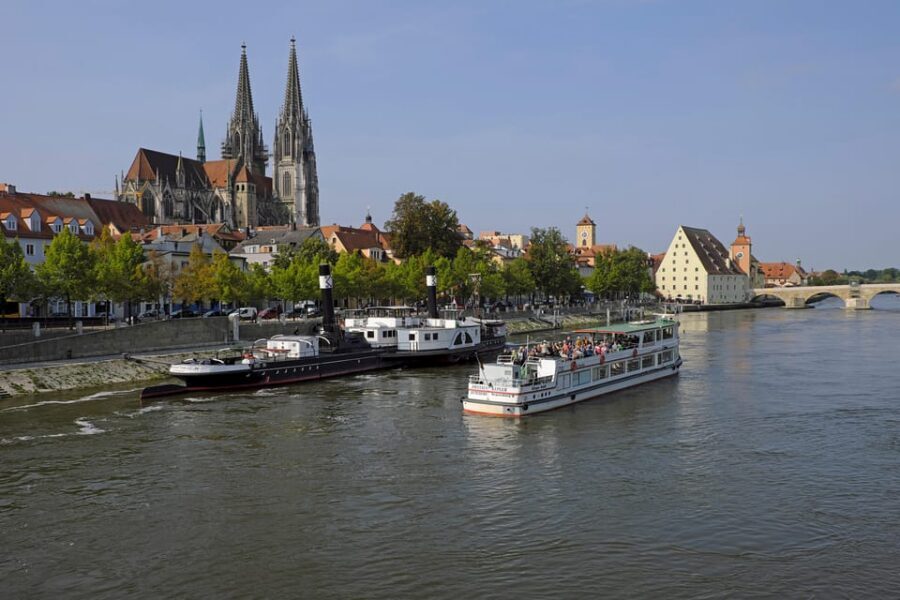 Regensburg: Original Strudelrundfahrt - Getting on Board at Thundorferstraße 6