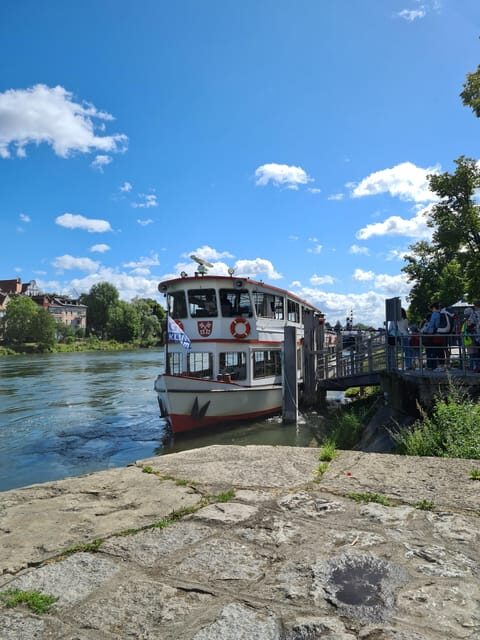 Regensburg: Original Strudelrundfahrt - Cruising Past Regensburg’s Old Town Along the Green Banks