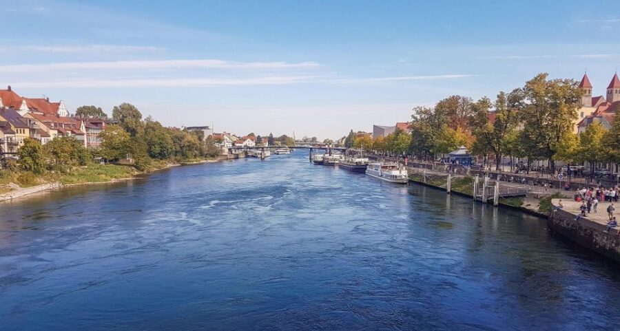 Regensburg: walking tour with italian wines and food tasting - The Italy Connection: Harbor Routes and Wine Trade Stories
