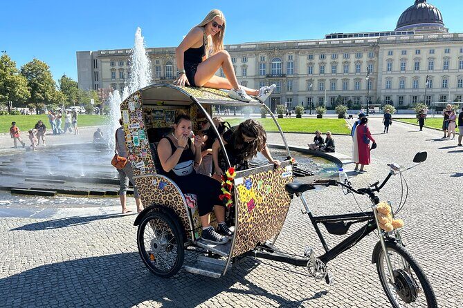 Rickshaw Tours Berlin - Groups of up to 16 people with several rickshaws - German Chancellery and the Look of Modern Power