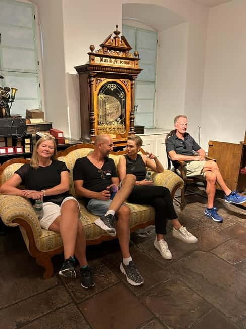 Rüdesheim: city tour with music and wine and Rüdesheim coffee - Starting at the Historic Music Cabinet: the easiest way to begin