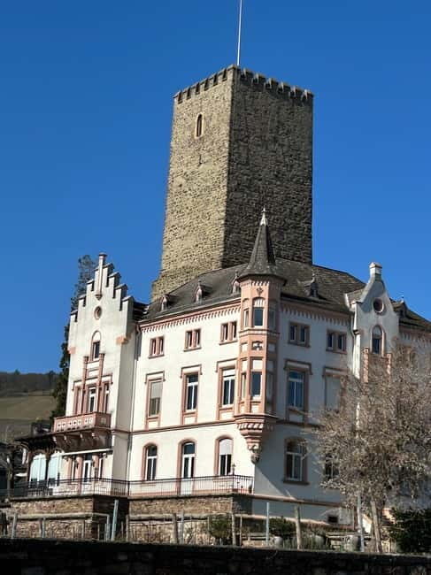 Rüdesheim: city tour with music and wine and Rüdesheim coffee - The City Walk with a Story Focus: Drosselgasse and the reasons behind the sights